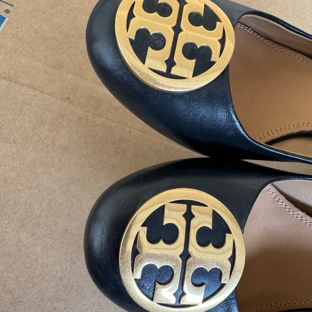 Tory Burch Women’s Chelsea Block Heel Pumps - Picture 6 of 8